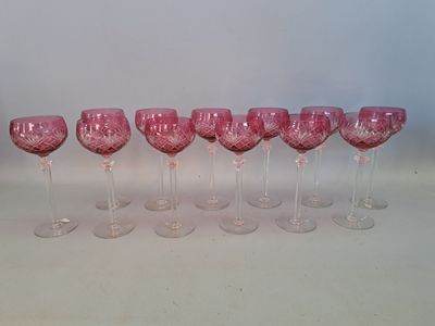 SAINT-LOUIS ? Suite de 12 verres en cristal rose à décor tai…