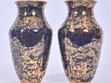 deux vases posés côte à côte sur une surface blanche