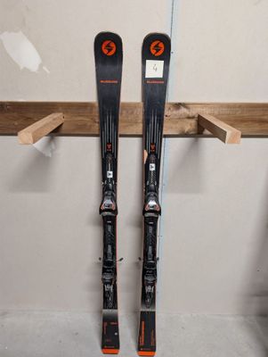 une paire de skis posée sur un support dans un garage