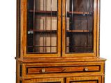 une vieille bibliothèque en bois avec des portes vitrées et des tiroirs