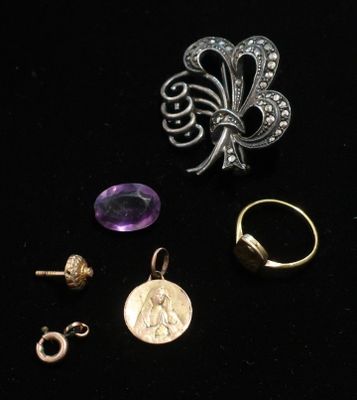 un gros plan sur un assortiment de bijoux posés sur une surface noire