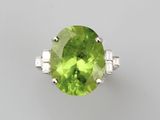 une bague en péridot et diamants
