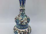 vase bleu et blanc orné d'un motif floral sur le fond