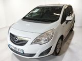 une photo d'une opel blanche garée dans un garage