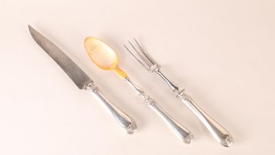 trois fourchettes, une cuillère et un couteau sur une table