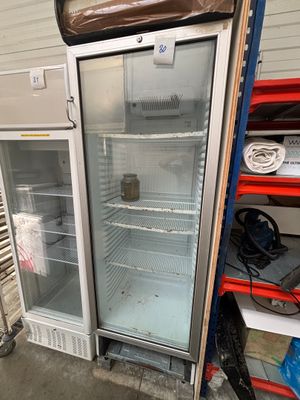 un réfrigérateur qui se trouve à l'intérieur d'un bâtiment