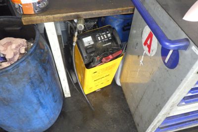 une image représentant une poubelle bleue contenant une radio