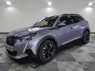 Le nouveau SUV Toyota C-HR est exposé dans un showroom