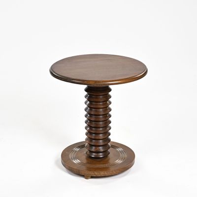 une table ronde en bois avec un piètement en bois sur fond blanc
