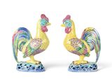deux figurines représentant des coqs colorés sur un fond blanc