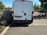 une camionnette blanche garée dans un parking