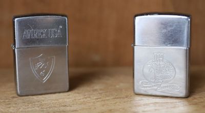deux briquets posés côte à côte sur une table en bois