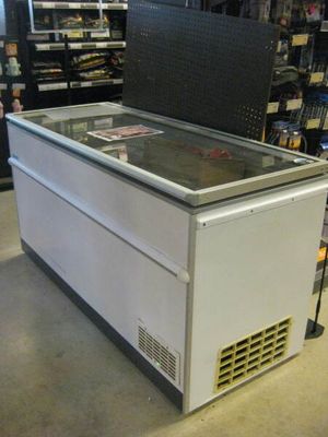 une photo d'un réfrigérateur en fonctionnement dans un magasin