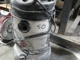 un aspirateur posé sur le sol d'une pièce