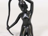 statue d'une femme tenant un arc et une flèche dans ses mains