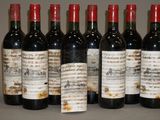 six bouteilles de vin sont alignées sur une table
