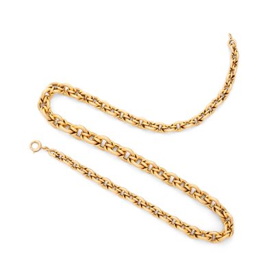 un collier à chaîne en or sur fond blanc