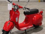 un scooter rouge garé dans un garage