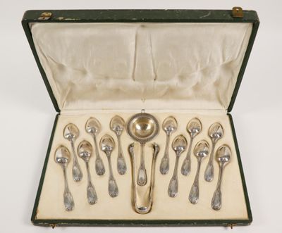 six cuillères dans un étui contenant une cuillère