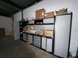 un réfrigérateur dans un garage, avec de nombreux cartons posés dessus