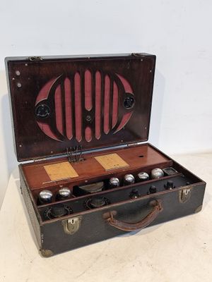 une vieille valise contenant un échiquier