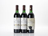 trois bouteilles de vin posées sur une table blanche