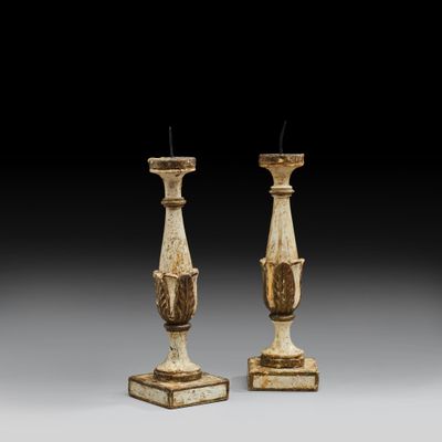 paire de chandeliers anciens en fonte