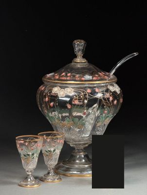 une image représentant un vase en verre avec une cuillère et deux verres