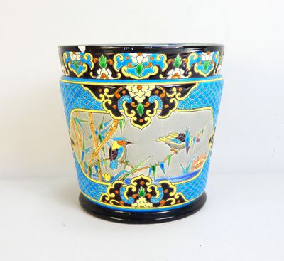un vase bleu orné d'oiseaux et de fleurs