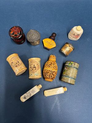 un grand nombre d'objets différents posés sur une table