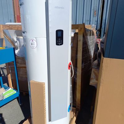 un chauffe-eau blanc qui se trouve dans un carton