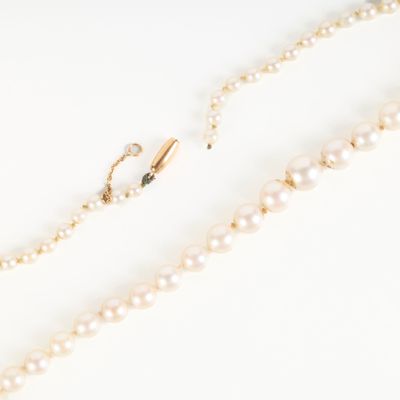 gros plan d'un collier de perles sur une surface blanche