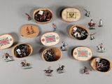 de nombreux petits bols en bois remplis de petites figurines