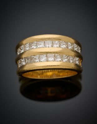une bague en or jaune sertie de diamants taille princesse