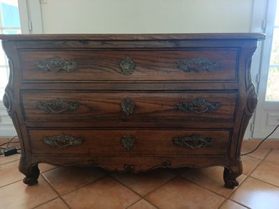 une commode en bois avec de nombreux tiroirs dans une pièce
