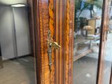 un gros plan sur la poignée d'une porte en bois