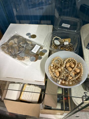 Lot de bijoux fantaisies, montres, pièces de monnaies diverses fr...