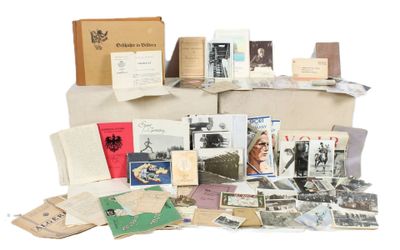 beaucoup de livres et de brochures posés sur une table