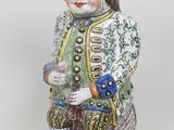 une figurine d'un homme assis sur une chaise