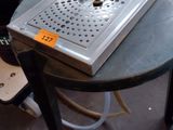 une petite table sur laquelle est posée une râpe en métal