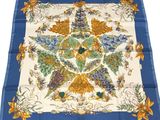 un foulard carré bleu et blanc à motifs floraux