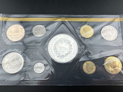 un assortiment de pièces d'argent et d'or dans un sachet en plastique
