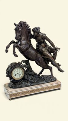 une statue représentant un homme à cheval, sur laquelle est placée une horloge