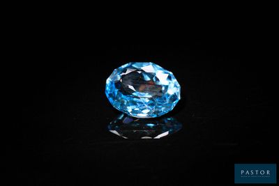 gros plan d'un diamant bleu sur une surface noire