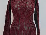 un gros plan d'un pull sur un mannequin
