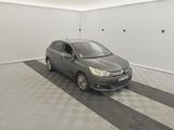 la voiture est garée dans le garage sur le sol en damier