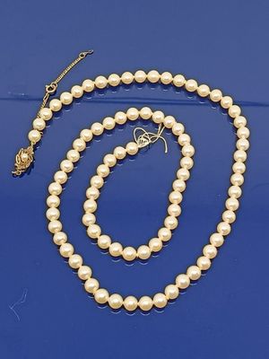 un ensemble composé d'un collier et d'un bracelet en perles et en or