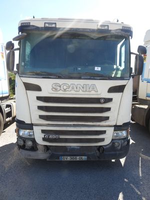 un camion blanc garé dans un parking