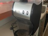 une cafetière posée sur le comptoir d'une cuisine