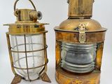 paire de lanternes anciennes en laiton et en verre, sur pied